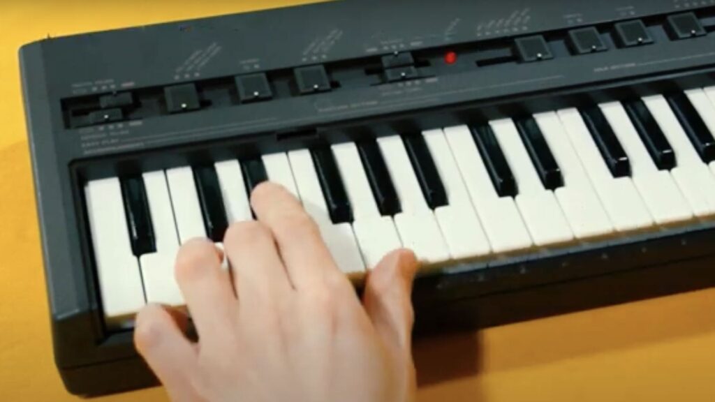 Bontempi Minstrel Alfa keyboard being played