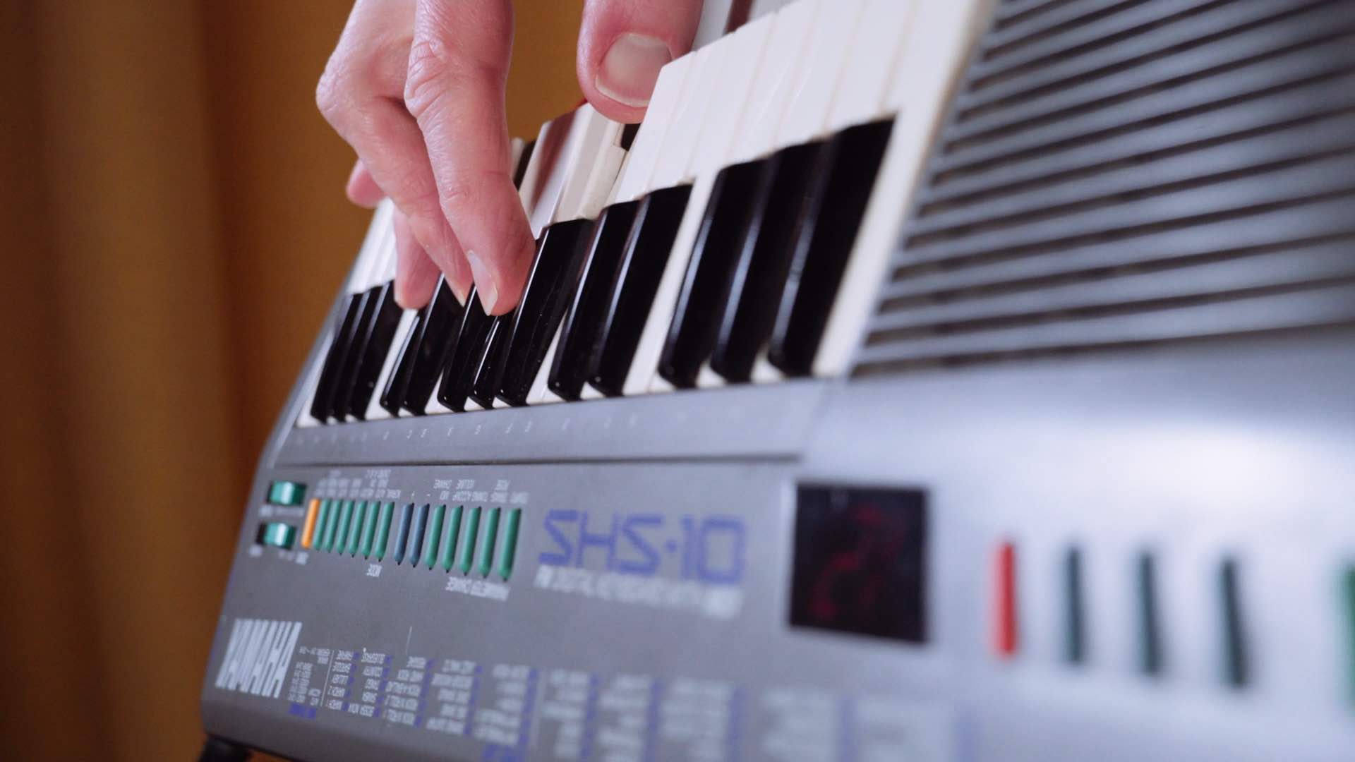 Yamaha SHS-10 keytar being played